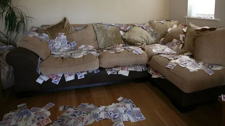 Mujer encuentra más de 700 mil pesos escondidos en un sofá usado; los devuelve a su dueño