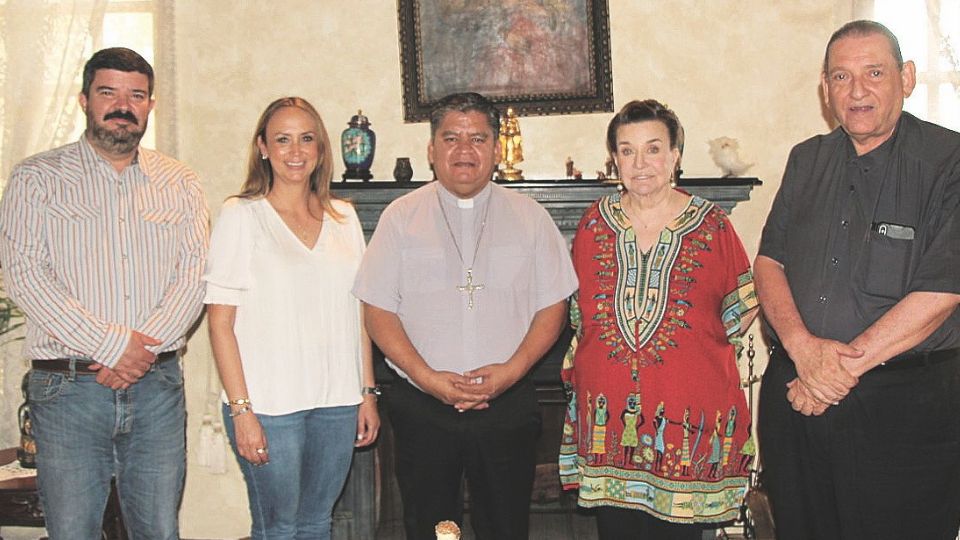 El Obispo fue recibido por Ninfa  Deándar Martínez, cofundadora de El Mañana y familia.