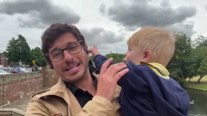 Reportero transmite en vivo mientras sostiene a su bebé en brazos; no pudo dejarlo en la guardería