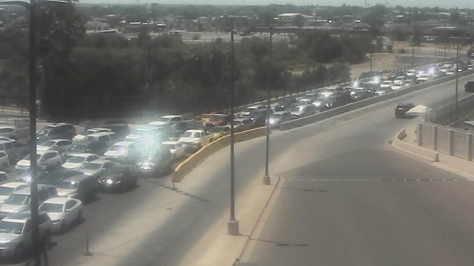 Puente Juárez-Lincoln se encuentra totalmente lleno, en contrasté con el día de ayer miércoles, que el puente permaneció vació durante la mañana-tarde