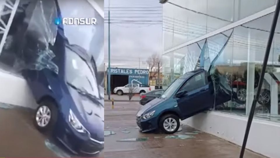 El hombre trabaja en una concesionaria de automóviles y en un momento de descuido, uno de los automóviles a la venta terminó estrellándose contra una pared de cristal que da a la calle.