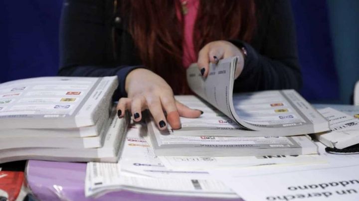 ¿Hasta qué hora puedo votar si estoy en el extranjero?