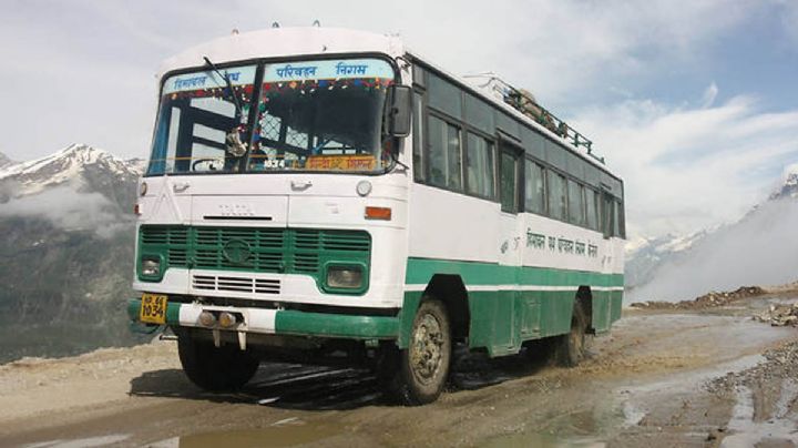 Mueren 22 personas tras caer autobús al vacío en India