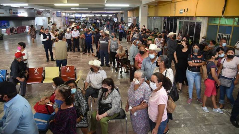 Miles de ciudadanos acuden a las casillas para emitur su voto