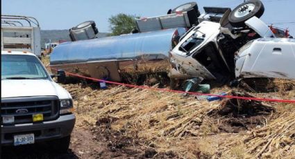 Pipa derrama casi 11 mil litros de tequila tras accidente en Tototlán; conductor fallece