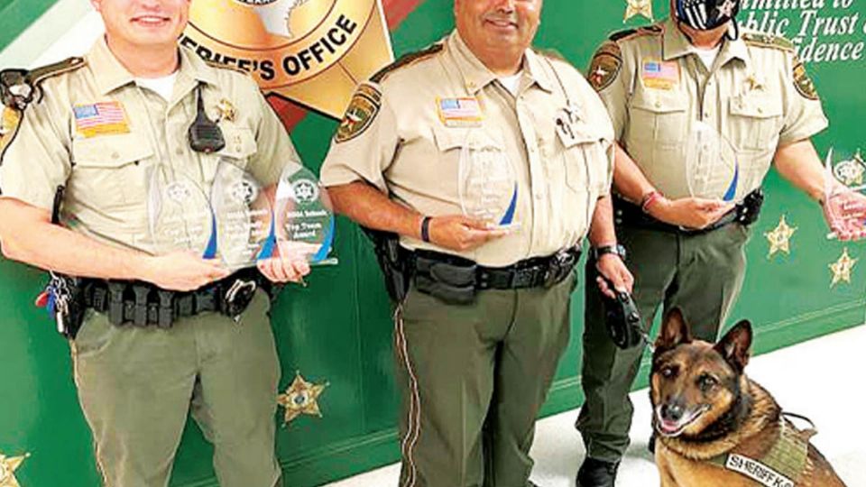 nMarc Cárdenas, Luis Agredano y el sheriff Martín Cuéllar, orgullosos de su equipo canino
