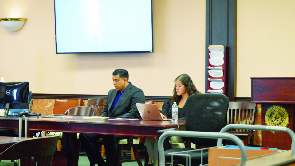 Miguel Meza les llegó por atrás y los prensó contra la defensa de la “pickup”, para luego huir al instante.