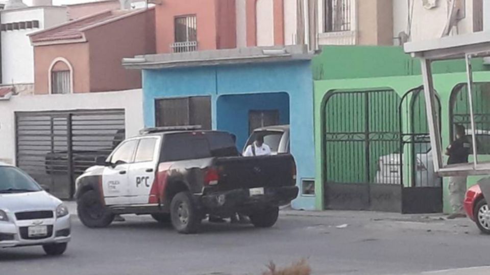 La hallan colgada del barandal de escalera