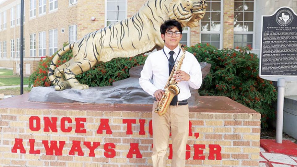 Néstor Olguín es estudiante de último año de Martin High School y
estará en Michigan este año.