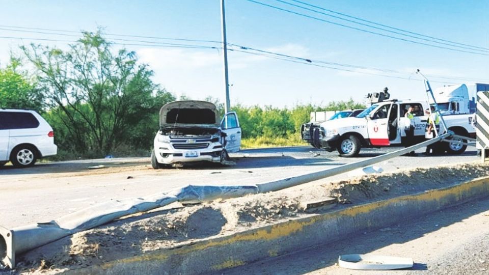 Contra un poste de alumbrado público se estrelló la camioneta.
