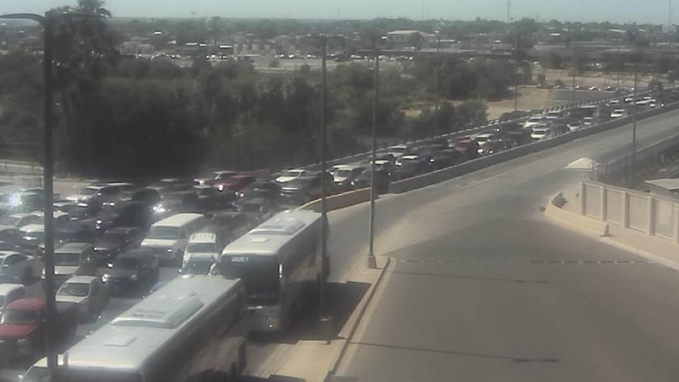 el Puente Juárez-Lincoln se encuentra casi lleno desde temprana hora.