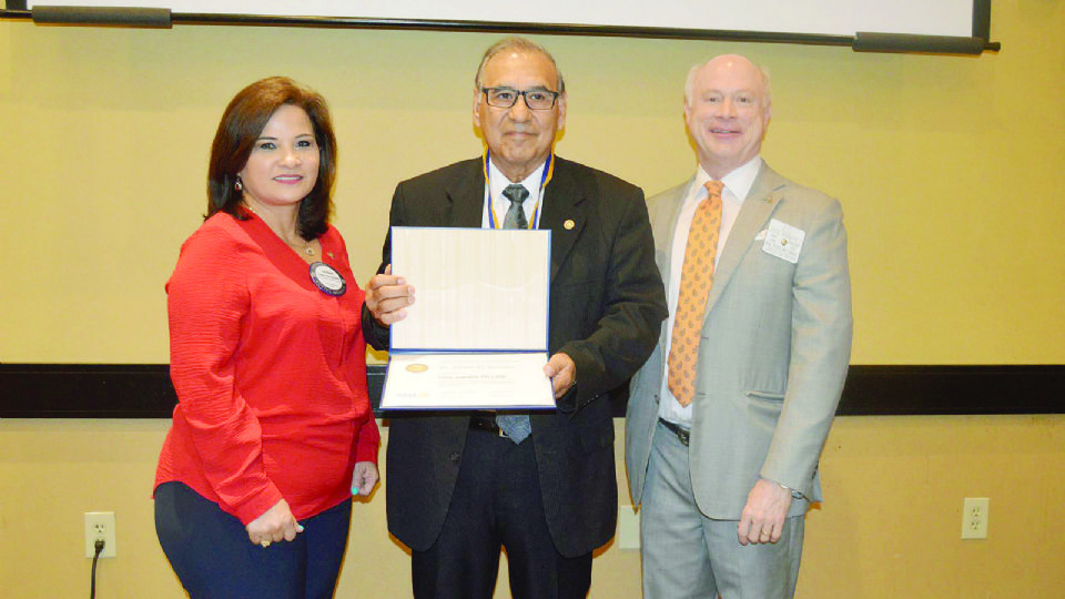 El doctor Víctor Treviño recibió el Premio Paul Harris Fellow Recognition.