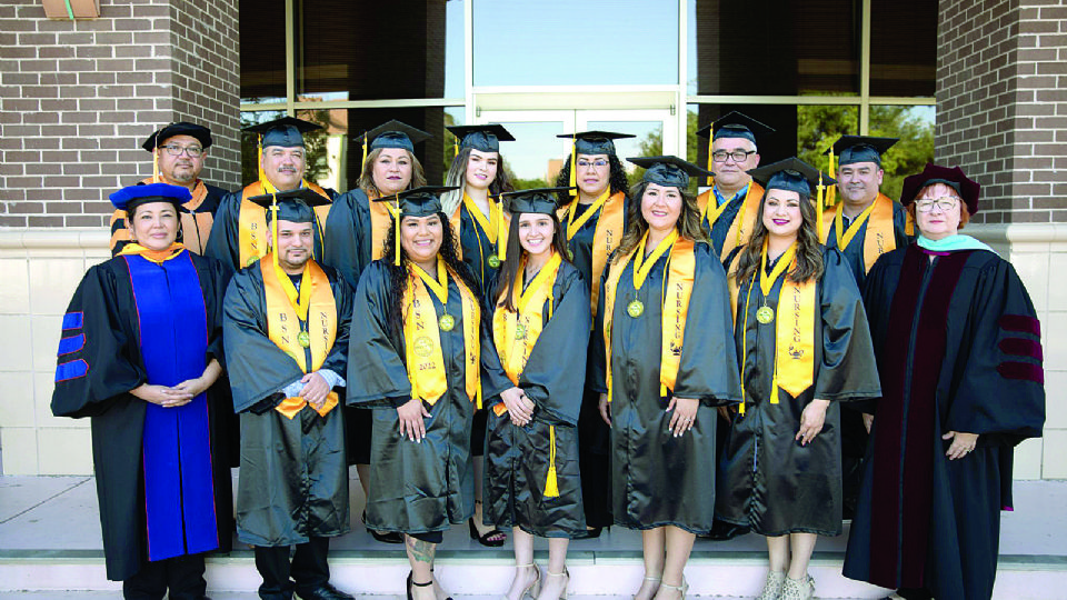 Un total de 13 nuevos enfermeros y enfermeras graduaron del Colegio de Laredo.