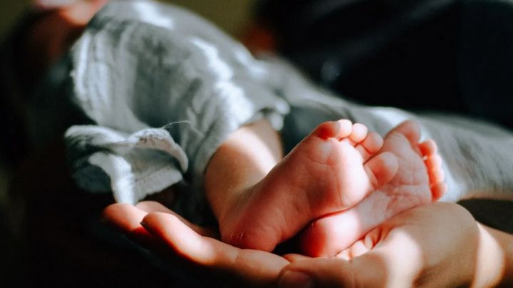 Mujer vende a su bebé en 3 mil 200 dólares para operarse la nariz