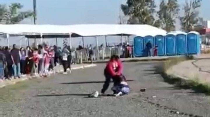 Querétaro: Mujeres se pelean por vacuna covid-19 y se vuelven virales en Internet