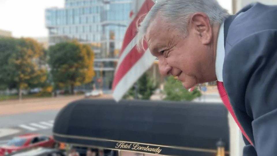 Mexicanos que habían esperado varias horas a las afueras
del hotel Lombardy para ver al presidente Andrés Manuel
López Obrador, se sorprendieron cuando éste se asomó
desde una ventana para saludarlos. “