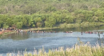 VIDEO: Captan a decenas de migrantes cruzando el Rio Bravo a plena luz del día