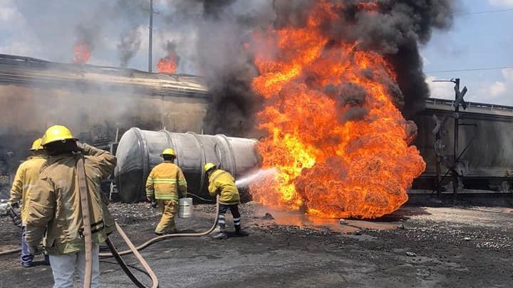 Pipa intenta ganarle el paso al tren; es impactada y provoca explosión VIDEO