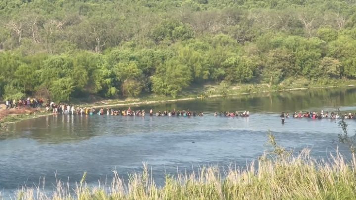 VIDEO: Captan a decenas de migrantes cruzando el Rio Bravo a plena luz del día