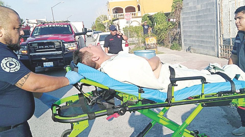 Al poner sus pies en el suelo, el hombre tocó un pequeño charco de agua electrificado.
