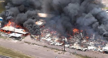 Espectacular incendio consume una 'pulga'; las llamas incineran mercancía de vendedores