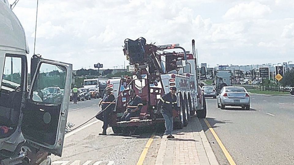 Rick Oliva, vocero de la dependencia, dijo que el joven estaba en el piso con múltiples lesiones, fue levantado y llevado al Centro Médico de Laredo.