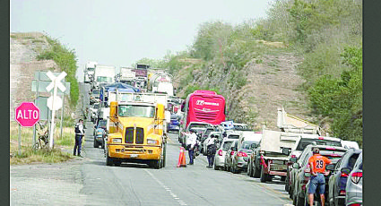 Bloquean carretera por crisis del agua