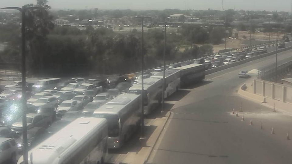 El Puente Juárez-Lincoln, tal cual el día de ayer sábado, se encuentra casi lleno, luego de que el pasado viernes se mostrase vació durante gran parte del día.

