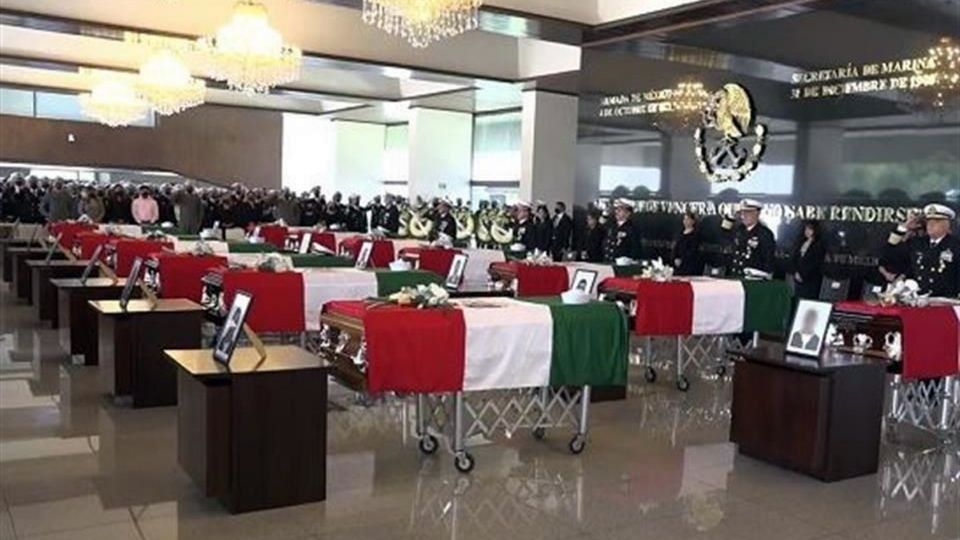 Los 14 marinos que fallecieron tras el desplome de la aeronave, fueron homenajeados por autoridades en la Ciudad de México