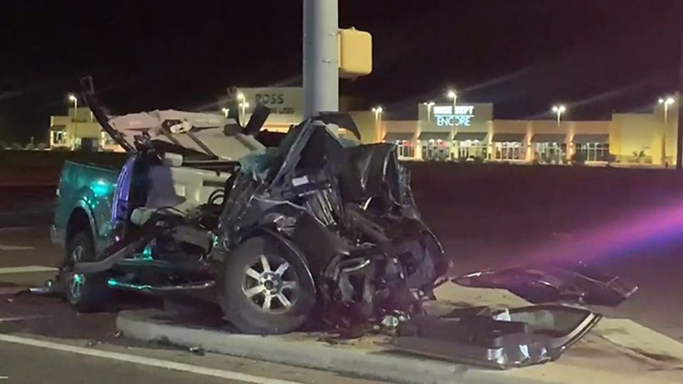 Un hombre de 31 años murió y el chofer de 30, resultó lesionado, al chocar contra un poste de alumbrado público frente al aeropuerto, sobre Bob Bullock, iban en sentido contrario.