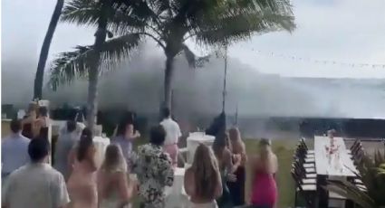 ¿Señal divina? Olas gigantes interrumpen ceremonia nupcial en Hawai (VIDEO)