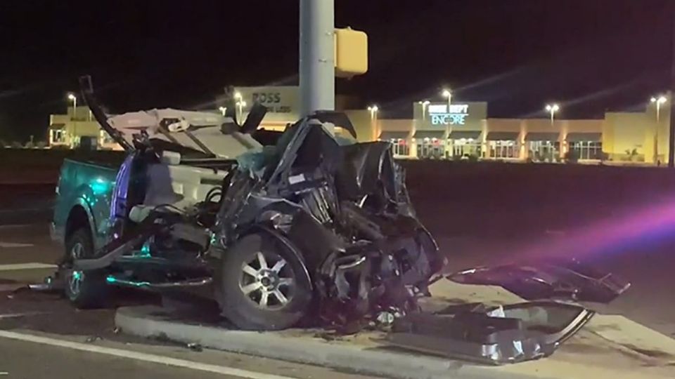 Era de México el hombre de 31 años de edad que murió frente al aeropuerto la madrugada de este lunes, el conductor es del interior de Estados Unidos, chocaron contra un poste de alumbrado público frente al aeropuerto, iban en sentido contrario.