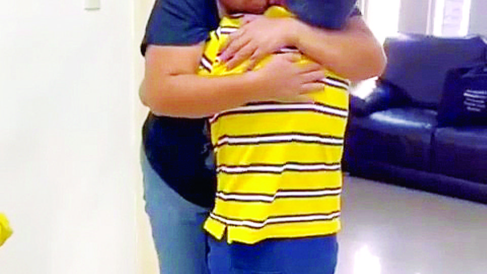 Un fuerte y amoroso abrazo selló el reencuentro entre madre e hijo.