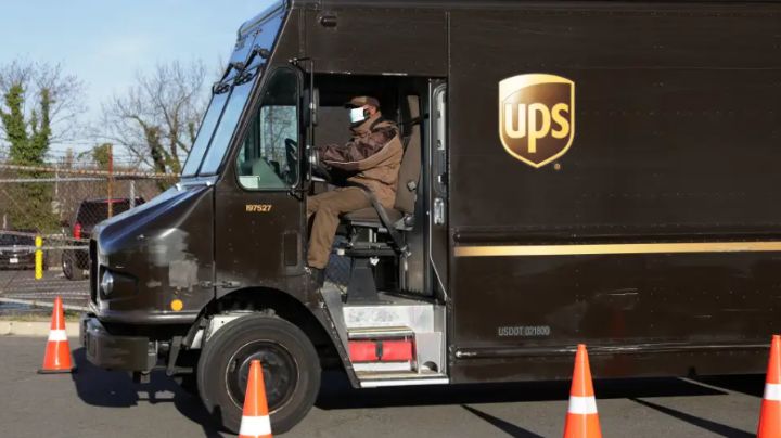 VIDEO: Repartidor de UPS colapsa por el calor extremo en entrada de una casa en Arizona