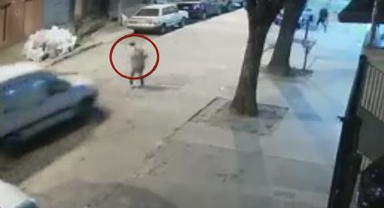 VIDEO: Hombre persigue al ladrón que asaltó a su madre anciana y lo atropella