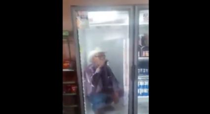 Ante el calorón, abuelito se mete a refrigerador a tomar una chela (VIDEO)