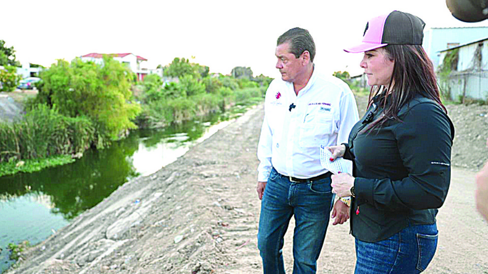 Carmen Lilia Canturosas está al pendiente de los trabajos. Aquí junto a Carlos de Anda, de Obras Públicas.