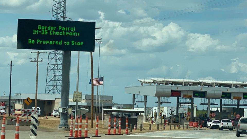 Trabajan en el punto de revisión de la carretera interestatal 35, particularmente en el cruce de camiones de carga, ya que se realizan mejoras