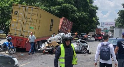 Doble remolque arrolla autos en Tlaquepaque, Jalisco; un muerto y siete heridos