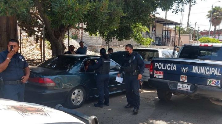 Rescatan a ocho niños que vivían hacinados dentro de un carro en Tijuana