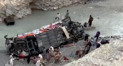 Mueren 19 personas tras caída de autobús a un barranco en Pakistán