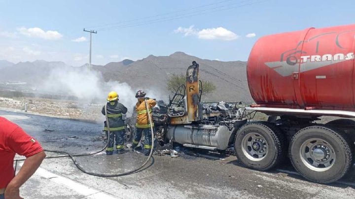 Autopista Monterrey-Saltillo: Bomberos impiden que pipa cargada de gasolina explote