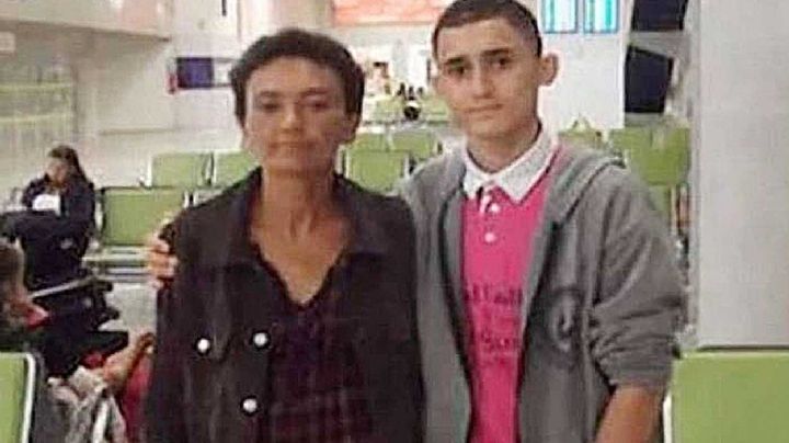 Joven se gradúa gracias a los libros que su madre recolectaba de la basura