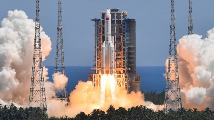 Trozos de cohete chino se impactan contra la Tierra; caen al mar cerca de Filipinas.