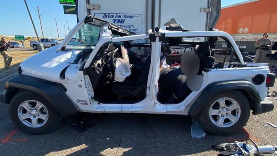 Los mexicanos Leonardo Ramírez Avellaneda y Marvin Romero Xitamul, así como el guatemalteco Isaac López Cruz, son los tres muertos el jueves pasado en un choque-perseucción en Encinal, Texas, viajaba en este Jeep Wrangler blanco, eran seguidos por la Patrulla Fronteriza.