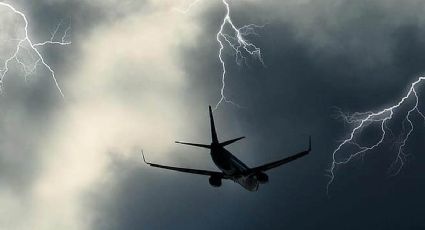 Avión de AeroMéxico es alcanzado por un rayo
