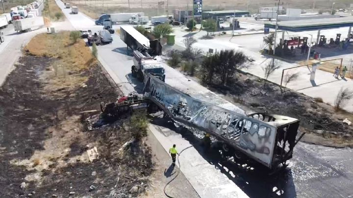 Solo quedaron cenizas; Accidente en la Mex 2 cobró la vida de 1 tráilero; el otro conductor sobrevive