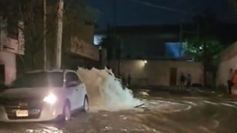 La gran fuga de agua en la colonia Nogales afectó las vialidades y algunas casas circundantes, las cuales se inundaron levemente por el siniestro