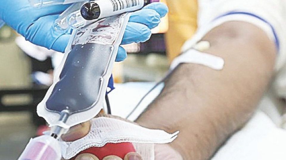 Existe la necesidad de que más personas donen sangre y de que las personas donen más a menudo. Quien tenga 16 años y pese al menos 120 libras