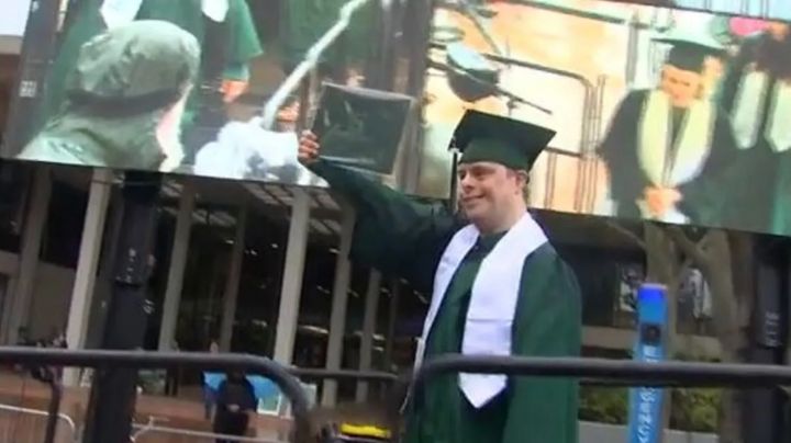 Hombre con Síndrome de Down logra graduarse de universidad y hace historia en la institución